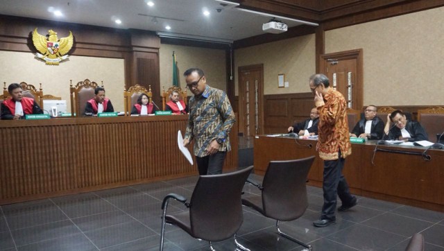 Sidang dakwaan Irvanto Hendra Pambudi Cahyo (kiri) dan Made Oka Masagung di Pengadilan Tipikor, Jakarta, Senin (30/7). (Foto: Fanny Kusumawardhani/kumparan)