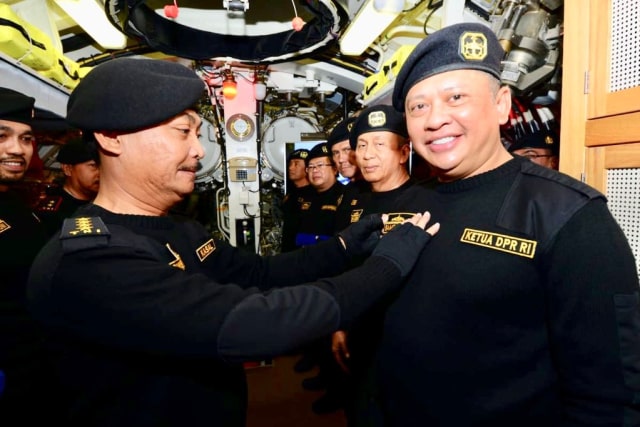 Penyematan Brevet Kehormatan Hiu Kencana TNI Angkatan Laut kepada Bamsoet (Foto: Istimewa)