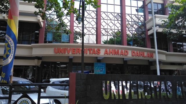 Halaman depan Universitas Ahmad Dahlan (UAD), Yogyakarta. (Foto: Arfiansyah Panji Purnandaru/kumparan)