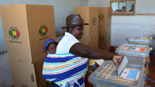 Pemilu di Zimbabwe. (Foto:  REUTERS/Siphiwe Sibeko)