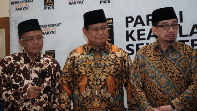 Ketua Umum PKS Sohibul Iman (kiri), Ketua Umum Partai Gerindra Prabowo Subianto (tengah), dan Ketua Majelis Syuro PKS Salim Segaf Al-Jufri (kanan) di DPP PKS. (Foto: Nugroho Sejati/kumparan)