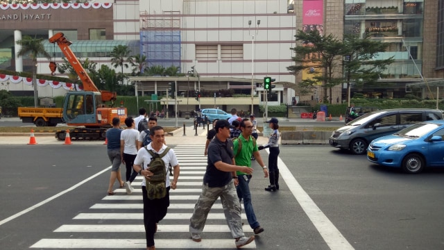 Pejalan kaki gunakan pelican crossing di bundaran HI (30/7). (Foto: Maulana Ramadhan/kumparan)
