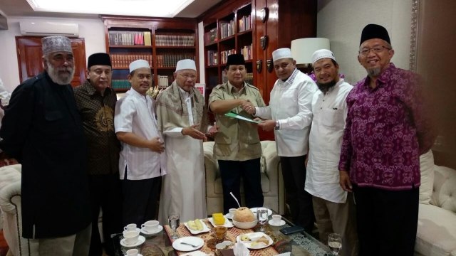 GNPF-Ulama serahkan rekomendasi Ijtima Ulama kepada Prabowo Subianto. (Foto: Dok. GNPF-Ulama)