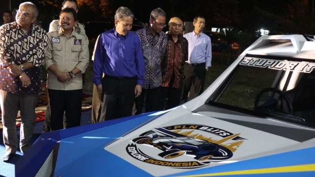 Rektor ITS Joni Hermana didampingi Rektor Univesitas Budi Luhur Didik Sulistyanto, Ketua Yayasan Budi Luhut Cakti Kasih Hanggoro, GM PLN Jawa Timur Bob Saril, dan Direktur Eksekutif PUI-SKO Muhammad Nur Yuniarto membuka pelindung mobil balap listrik BLITS
 (Foto: Phaksy Sukowati/kumparan)