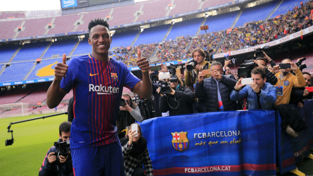 Sesi perkenalan Yerry Mina di Camp Nou. (Foto: Pau Barrena / AFP)