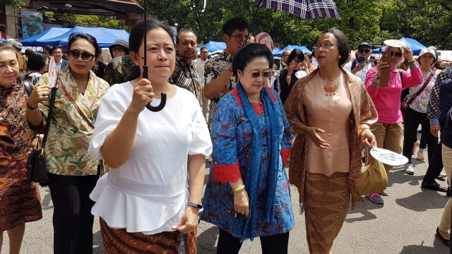Puan dan Megawati saat menghadiri Festival Indonesia di Hibiya Park, Tokyo. (Foto: Humas Kemenko PMK)