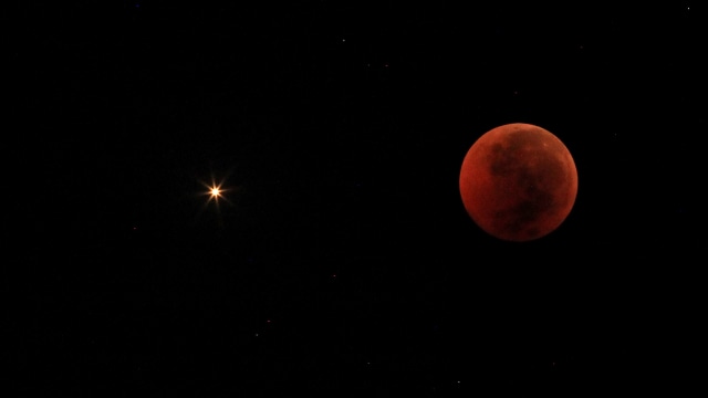 Mars dan Bulan yang berdampingan di Indramayu (Foto: ANTARAFOTO/Dedhez)