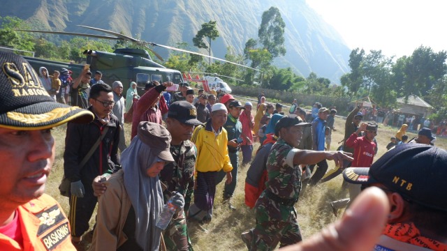 Tiga pendaki yang terjebak di Gunung Rinjani dievakuasi helikopter. (Foto: Resya Firmansyah/kumparan)