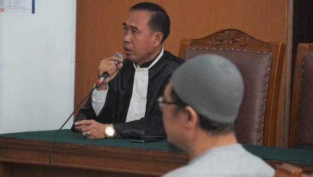 Pengacara pimpinan kelompok Jemaah Ansharut Daulah (JAD), Asludin Hatjani, saat mendampingi Zainal Anshori di PN Selatan, Jakarta, Selasa (31/7). (Foto: Irfan Adi Saputra/kumparan)