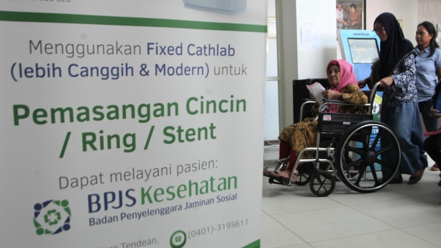 Pasien peserta BPJS akan melakukan pemeriksaan di RS Bahteramas, Kendari, Sulawesi Tenggara, Selasa (31/7). (Foto:  ANTARA FOTO/Jojon)