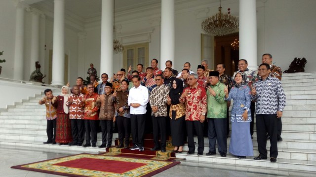 Salam dua jari warnai sesi foto Presiden RI, Joko Widodo dan 30 Bupati di Istana Bogor, Jawa Barat. (Foto: Jihad Akbar )