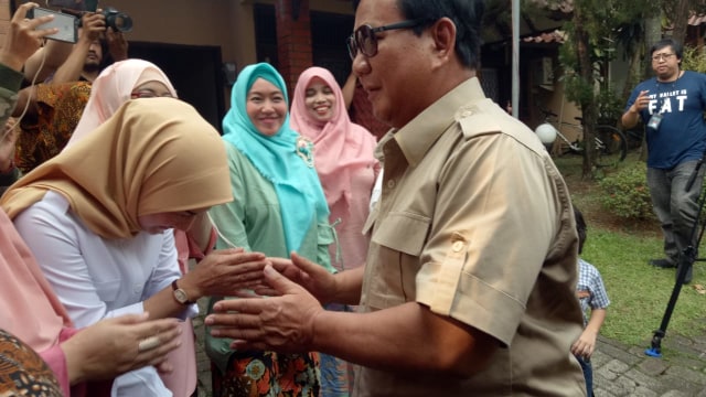Prabowo tiba di kediaman Neno Warisman (31/7). (Foto: Rian/kumparan)