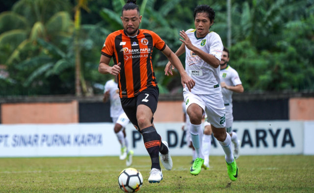 Laga pekan ke-18 Go-Jek Liga 1 antara Perseru Serui vs Persebaya Surabaya di Stadion Marora, Serui, Selasa (31/7/2018). (Foto: Dok: Media Persebaya)