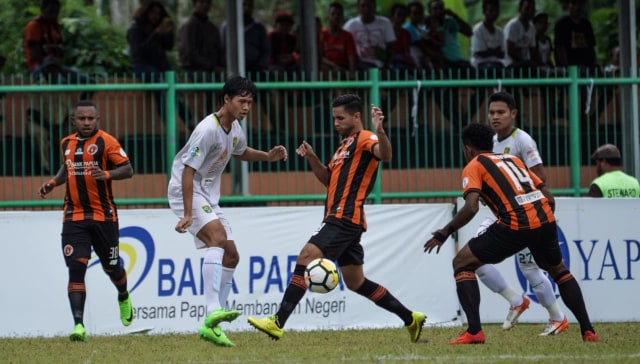 Laga pekan ke-18 Go-Jek Liga 1 antara Perseru Serui vs Persebaya Surabaya di Stadion Marora, Serui, Selasa (31/7/2018). Foto: Dok: Media Persebaya