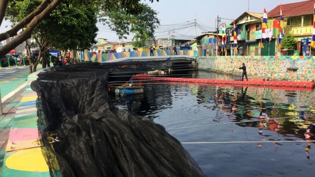 Waring tambahan di pasang di kali sentiong (Foto: Fachrul Irwinsyah/kumparan)