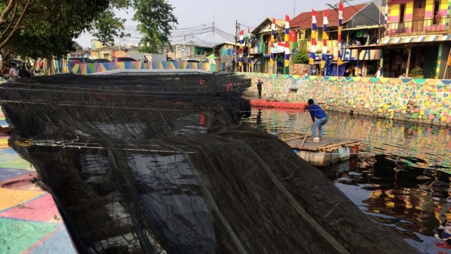 Waring tambahan di pasang di kali sentiong (Foto: Fachrul Irwinsyah/kumparan)