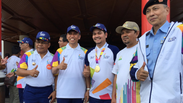 Indra Bekti ngos-ngosan bawa obor Asian Games di Aceh (Foto: Zuhri Noviandi/kumparan)