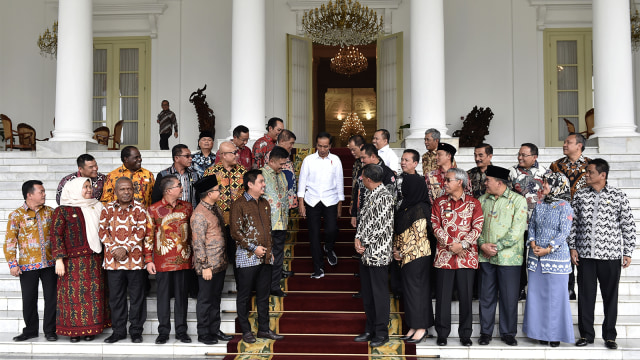 Presiden Joko Widodo (tengah) bersiap melakukan sesi foto bersama bupati-bupati saat audiensi di Istana Bogor, Jawa Barat, Selasa (31/7). (Foto: ANTARA FOTO/Puspa Perwitasari)