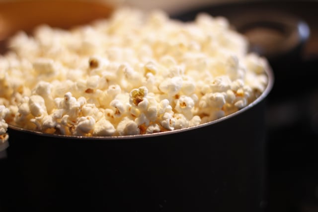 Membuat popcorn (Foto: Thinkstock)