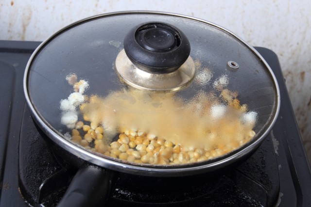 Membuat popcorn (Foto: Thinkstock)