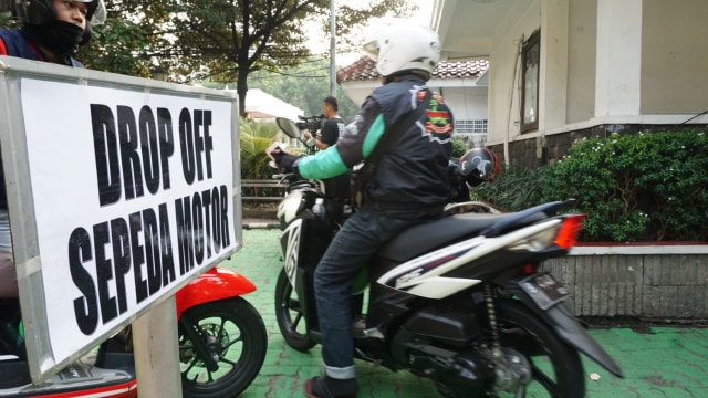 Ojol di daerah Jalan Medan Merdeka Selatan yang dibuat sejak Senin, (30/7). Foto: Fitra Andrianto/kumparan