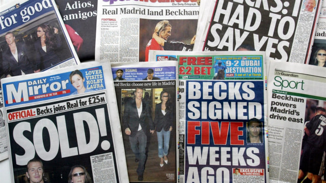 Koran-koran Inggris ketika Beckham dijual ke Real Madrid. (Foto: AFP/Odd Andersen)