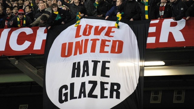 Spanduk anti-Glazer di Old Trafford. (Foto: AFP/Andrew Yates)