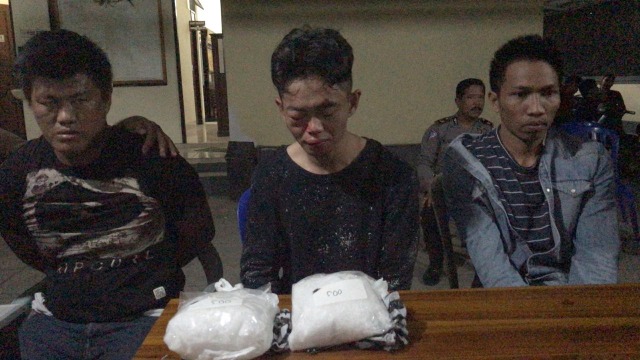 Tiga orang pelaku jaringan narkoba Jawa-Bali dan barang bukti diamankan Ditresnarkoba Polda Bali (31/7). (Foto: Dok. Humas Polda Bali)
