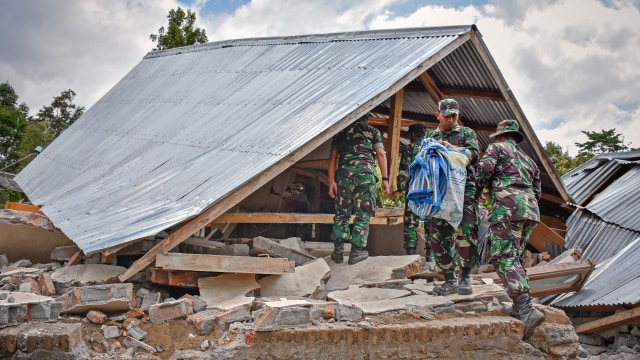 Sejumlah TNI turut membantu dilapangan pasca gempa Lombok Timur, NTB. (Foto: ANTARA FOTO/Ahmad Subaidi)