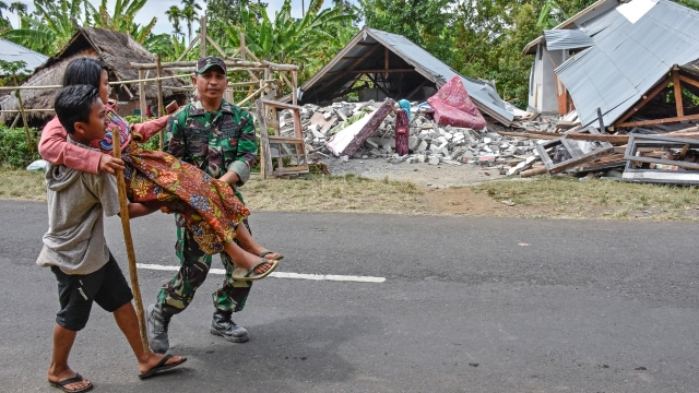 Sejumlah TNI membantu warga pasca gempa Lombok Timur, NTB. (Foto: ANTARA FOTO/Ahmad Subaidi)