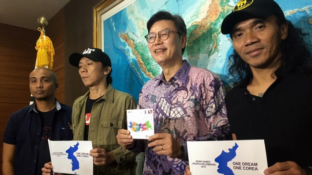 Slank menyerahkan Album Energy Of Asia pada Duta Besar Korea Selatan. (Foto: Giovani/kumparan)