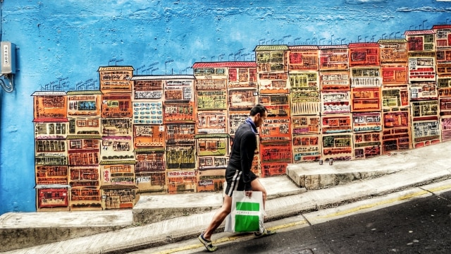 Distrik SoHo, Hong Kong terkenal dengan hiasan grafitinya yang memenuhi dinding. Alhasil, banyak spot Instagramable di kawasan ini. (Foto: Flickr / Oleg)