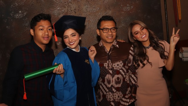 Keluarga merayakan kelulusan Ashanty (Foto: Munady)