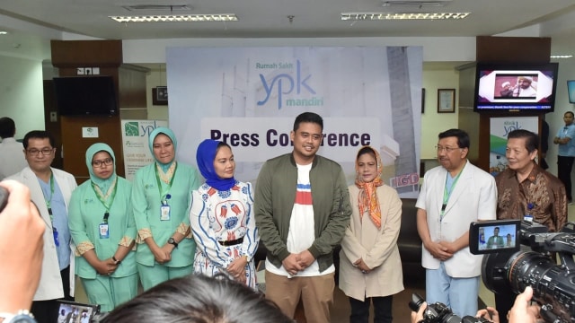 Bobby Nasution, suami dari Kahiyang Ayu melakukan konferensi pers soal kelahiran anak pertamanya. (Foto: Kris/Biro Pers)