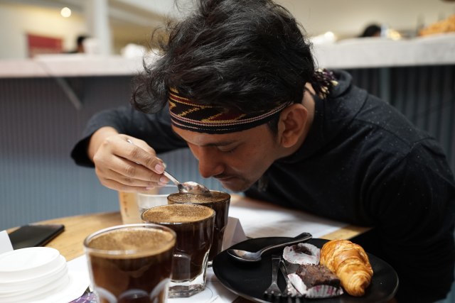 Proses cupping saat coffee workshop bersama Anomali Coffee dan Shopee (Foto: dok.shopee)