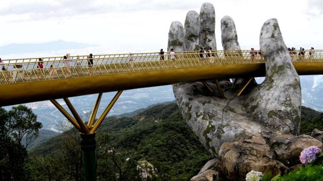 Jembatan Cau Vang atau Jembatan Emas yang memiliki panjang 150 meter di Perbukitan Ba Na dekat Danang, Vietnam. (Foto: AFP/Linh Pham)