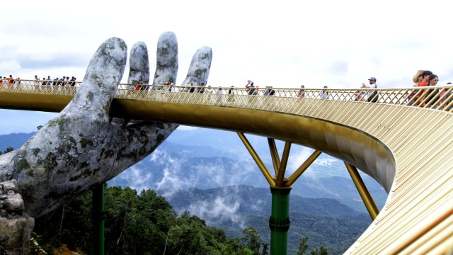 Jembatan Cau Vang atau Jembatan Emas yang memiliki panjang 150 meter di Perbukitan Ba Na dekat Danang, Vietnam. (Foto: AFP/Linh Pham)