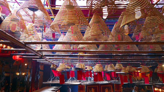Bagian Dalam Man Mo Temple, Hong Kong. (Foto: Flickr / Fabio Galeazzi)