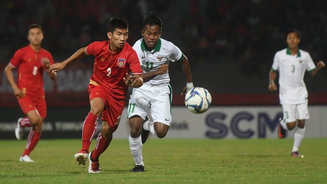 Pemain Indonesia, M. Supriadi, berupaya melewati pemain Myanmar (Foto: Antara/Zabur Karuru)