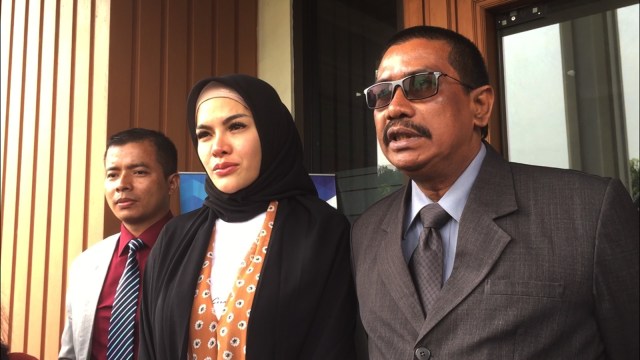 Nikita Mirzani dan Fahmi Bachmid ditemui di Pengadilan Agama Jakarta Selatan, Rabu (1/8). (Foto: Sarah Yulianti Purnama/kumparan)