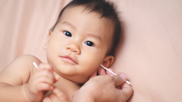 Cara Aman Membersihkan Telinga Bayi  (Foto: Shutterstock)