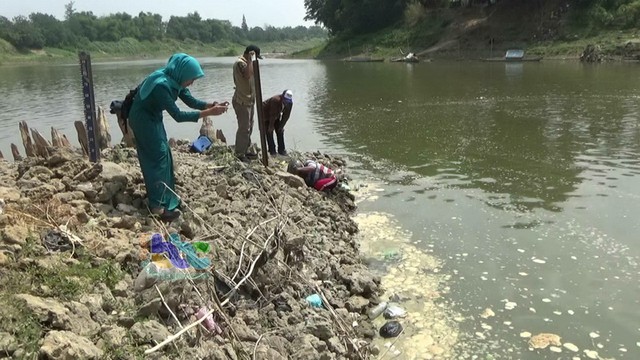 Air Bengawan Solo di Bojonegoro Tercemar Limbah Minyak Lemak