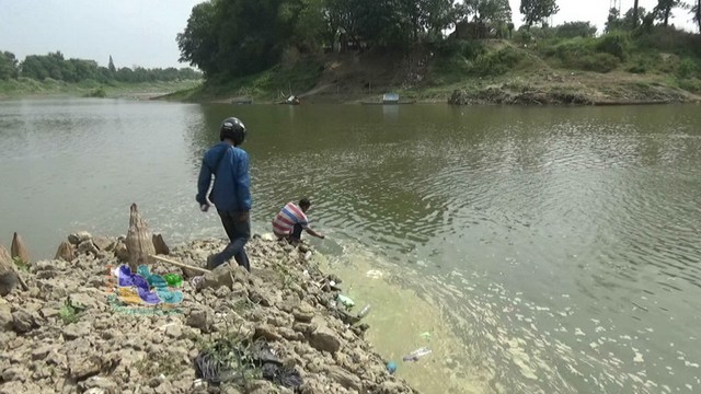 Air Bengawan Solo di Bojonegoro Tercemar Limbah Minyak Lemak (1)