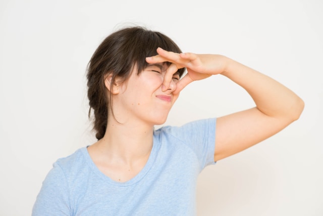 Ilustrasi Menutup Hidung karena Bau Tak Sedap (Foto: Shutterstock)