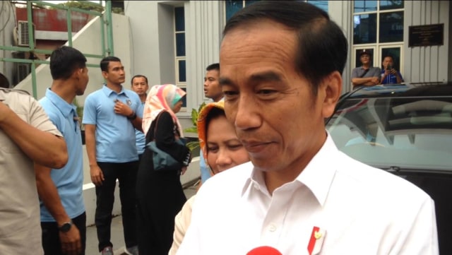 Jokowi dan Ibu Negara di RS YPK Mandiri Foto: Rafyq Panjaitan/kumparan
