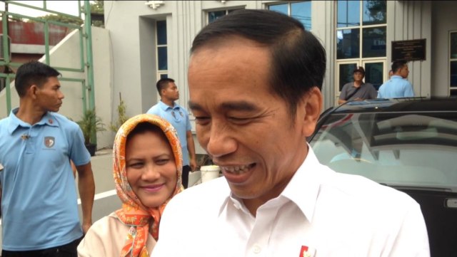 Jokowi dan Ibu Negara di RS YPK Mandiri (Foto: Rafyq Panjaitan/kumparan)