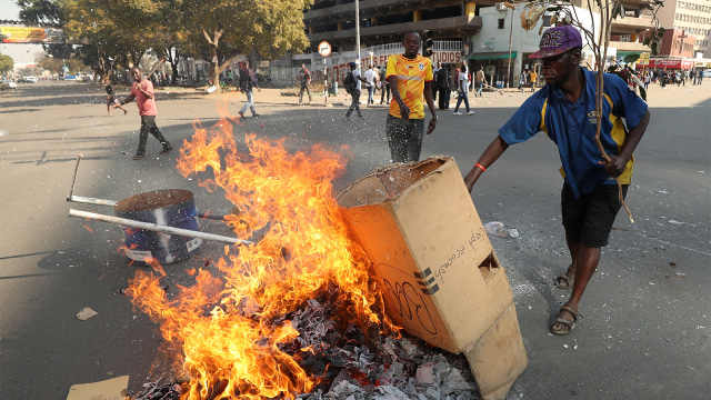 Aksi demonstrasi di Zimbabwe yang memprotes hasil pemilihan umum. (Foto: REUTERS/Philimon Bulawayo)
