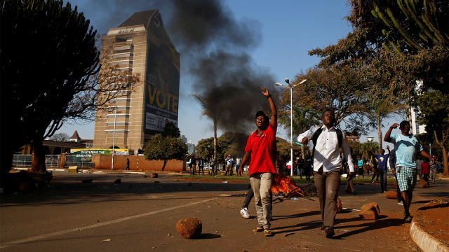 Aksi demonstrasi di Zimbabwe yang memprotes hasil pemilihan umum. (Foto: REUTERS/Philimon Bulawayo)