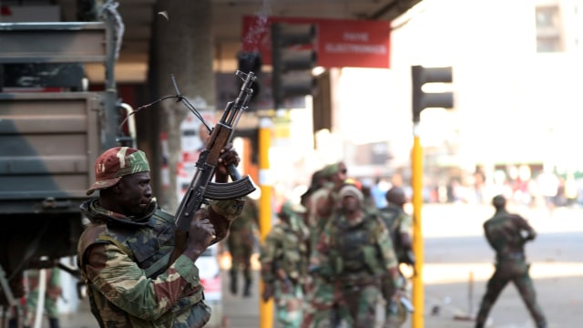 Kerusahan Pasca Pemilu Presiden Zimbawe.  (Foto: REUTERS/Mike Hutchings)