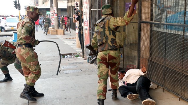 Kerusahan Pasca Pemilu Presiden Zimbawe.  (Foto: REUTERS/Mike Hutchings)